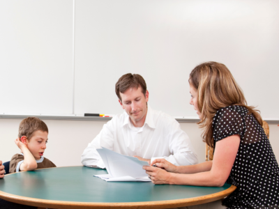 Lerntherapeutin während einer Sprechstunde mit Kind und Eltern